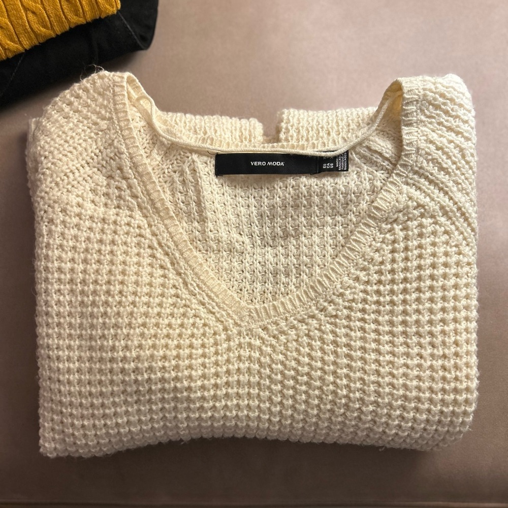 VERO MODA (LIKE NEW) Cream V-Neck Sweater - Picture 4 of 4
